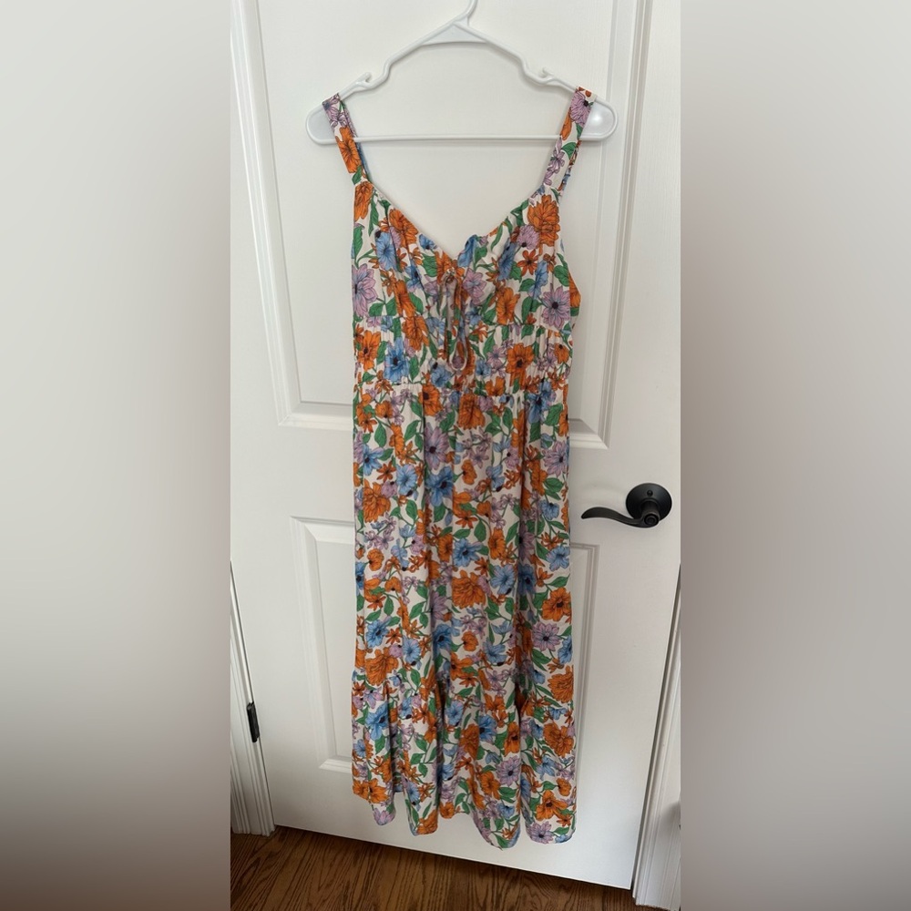 Floral midi dress. Pretty and flattering. Perfect for summer. Size large.